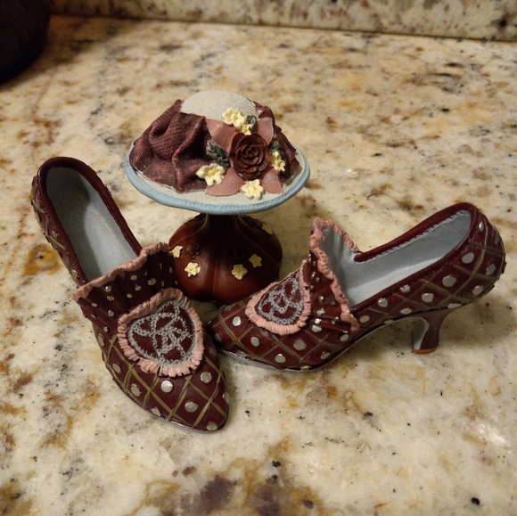Miniature shoes and hat - Picture 4 of 4